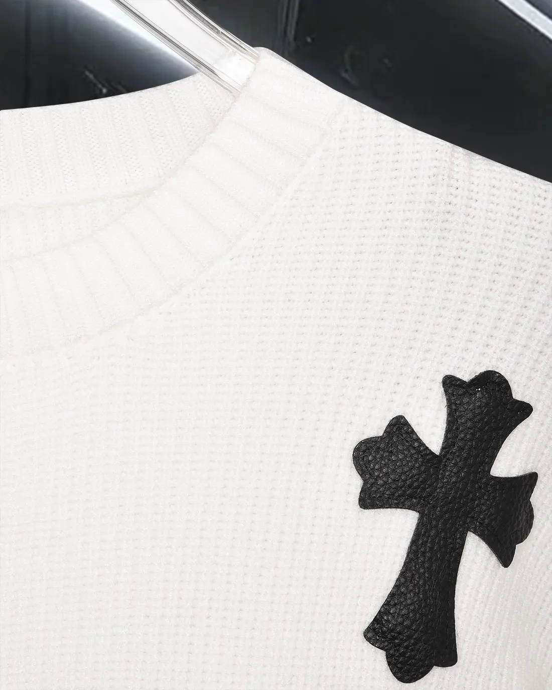 P270 Chrome Hearts/Cro Heart OS Loose Fit 2025fw Autumn and Winter New Style Classic Customized Leather Cross 🪡logo Round Neck Long Sleeve Off Shoulder Sweater Wool Sweater Imported Wool Blended Fabric Exquisitely Upgraded, Inspired by the 1980s Retro Original Fabric Official Same Style Round Neck Long Sleeve Suit Customized Mesh Sweater Thick Knitted Fabric Feels Very Comfortable Latest Brick Cabinet Synchronization for Spring and Summer Fashionable and Individual Super Versatile and Good-looking Style Very Suitable for Men and Women A must-have for everyone, hang tag, collar label, washed wheat, three labels complete. Color: black. white. Size: M-3XL